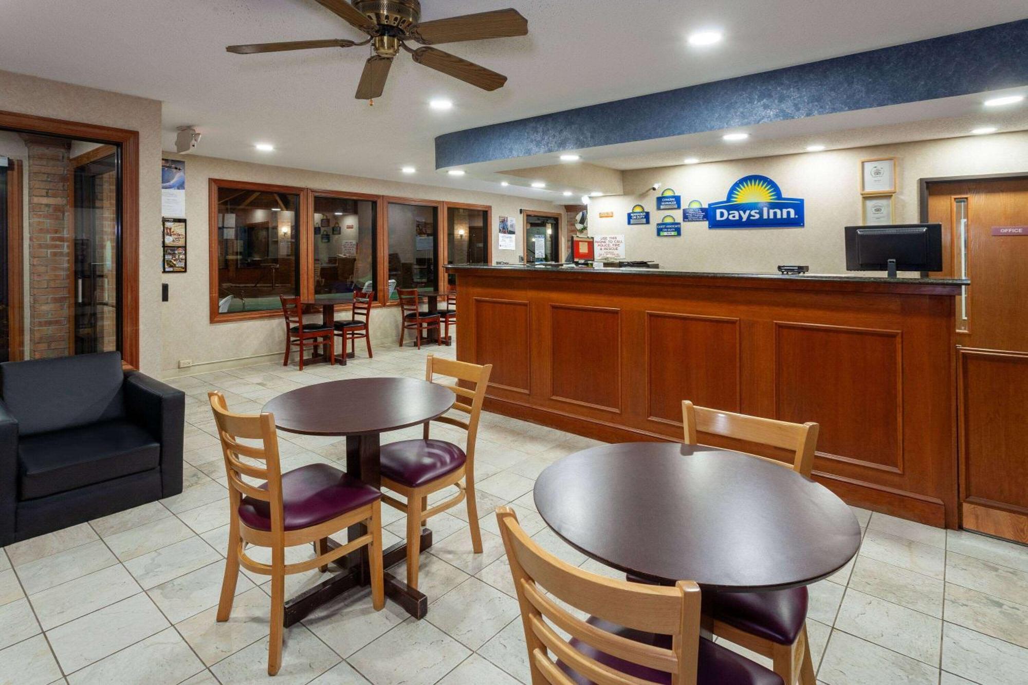 Days Inn By Wyndham Wooster Buitenkant foto