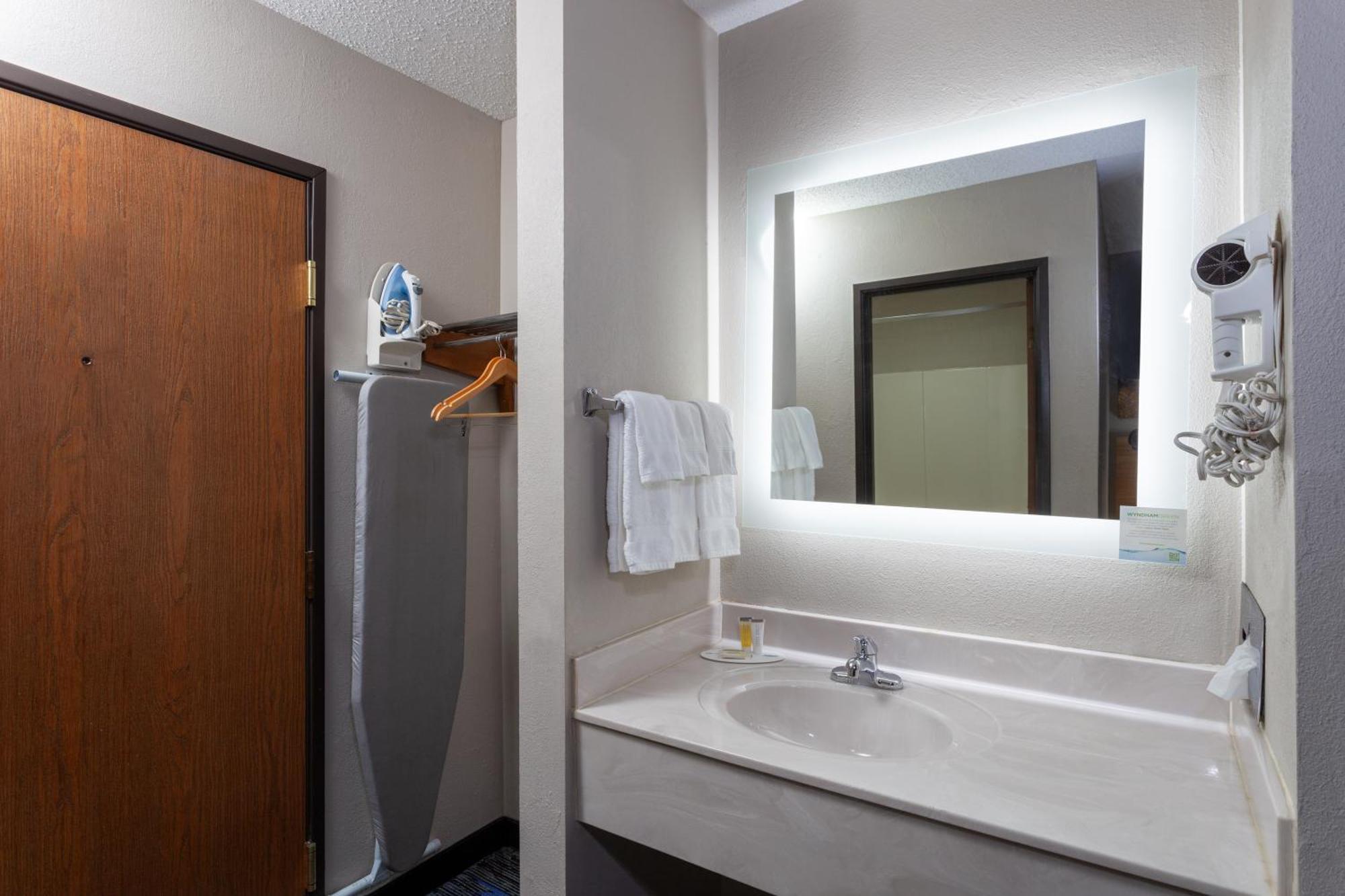 Days Inn By Wyndham Wooster Buitenkant foto